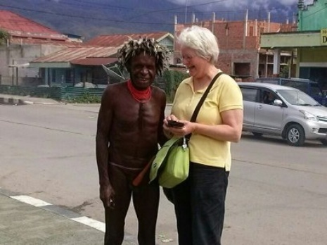 Dike ten Kate ontmoet een traditioneel geklede Papua in Jayapura (foto: Aart Kusters)