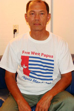 Freek Pieroelie liet zich in zijn Free West Papua T-shirt gewoon thuis fotograferen