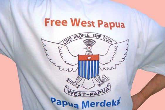 Free West Papua T-shirt rugzijde met wapen van de OPM